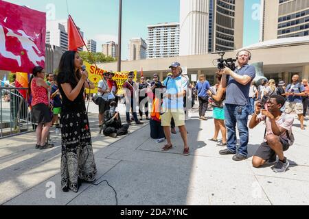 Un manifestante parla ai colleghi durante la manifestazione.UN raduno di "Stop the hate" è stato tenuto dai manifestanti DI ANTIFA (Anti-fascista) a Nathan Phillip Square in opposizione al WCAI (Worldwide Coalition Against Islam) Canada, un gruppo che ha previsto una protesta lo stesso giorno. Foto Stock