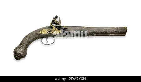 Antica pistola flintlock isolata su sfondo bianco Foto Stock