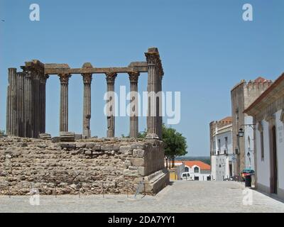 Il Tempio di Diana, il tempio romano di Evora dedicata al culto dell'Imperatore Augusto - il simbolo più famoso di Evora. Portogallo Foto Stock