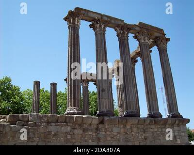 Il Tempio di Diana, il tempio romano di Evora dedicata al culto dell'Imperatore Augusto - il simbolo più famoso di Evora. Portogallo Foto Stock