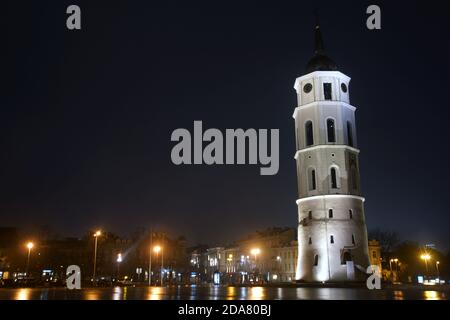 Il campanile sulla Piazza della Cattedrale di Vilnius, Lituania Foto Stock