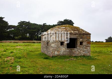 Poudriere - negozio di polvere a la batterie du c'hleguer, Ile de Batz, Bretagna, Francia. Difese costiere nelle guerre contro l'Inghilterra, costruito nel 1710 Foto Stock