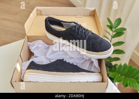 Nuove sneaker da donna in pelle scamosciata naturale nera in scatola a casa Foto Stock