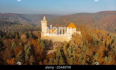 Vista aerea della caduta del vecchio castello di pietra di Kokorin costruito 14 ° secolo. Si trova nel mezzo della riserva naturale su Un ripido sperone roccioso sopra il Kokorin Foto Stock