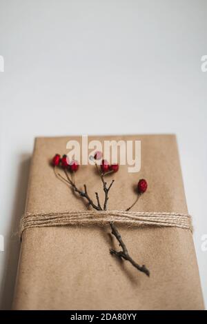 Idee regalo per le vacanze. Natale sostenibile, regali zero rifiuti, decorazioni naturali di Natale. Confezionare regali di Natale in carta marrone riciclata. Stile vintage Foto Stock