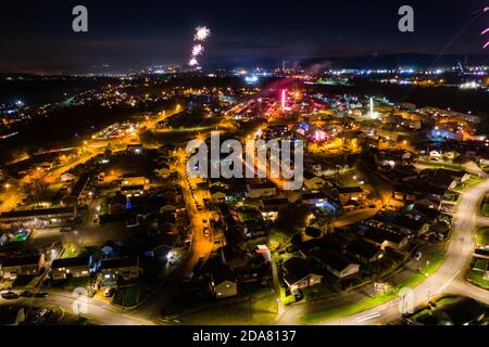 Vista aerea del drone dei fuochi d'artificio di casa nella notte di Guy Fawkes Nel Regno Unito durante il blocco Foto Stock