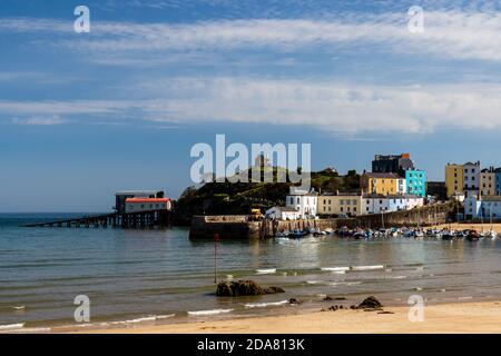Le persone intorno al porto godono del sole in tarda estate Pittoresca cittadina di mare gallese di Tenby in Pembroke Foto Stock