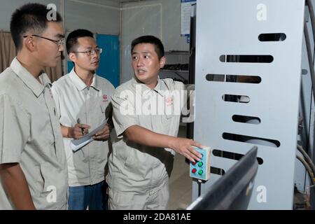 (201110) -- VIENTIANE, 10 novembre 2020 (Xinhua) -- Xu Zhou (R) alks con i colleghi per le attrezzature e problemi tecnici presso l'ufficio del progetto China-Laos Railway nella periferia settentrionale di Vientiane, capitale del Laos, 5 agosto 2020. La ferrovia Cina-Laos è un progetto strategico di attracco tra l'iniziativa Belt and Road proposta dalla Cina e la strategia del Laos per trasformare il paese senza sbocco sul mare in un centro di collegamento terrestre. L'ingegnere cinese Xu Zhou, che ha ricevuto la Medaglia del quarto maggio, un massimo onore nazionale per i giovani cinesi, sta guidando il suo gruppo dal China Railway No. 2 Engineering Group ( Foto Stock