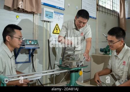 (201110) -- VIENTIANE, 10 novembre 2020 (Xinhua) -- Xu Zhou (C) parla con i suoi colleghi di attrezzature e problemi tecnici presso l'ufficio del progetto China-Laos Railway nella periferia settentrionale di Vientiane, capitale del Laos, 5 agosto 2020. La ferrovia Cina-Laos è un progetto strategico di attracco tra l'iniziativa Belt and Road proposta dalla Cina e la strategia del Laos per trasformare il paese senza sbocco sul mare in un centro di collegamento terrestre. L'ingegnere cinese Xu Zhou, che ha ricevuto la Medaglia del quarto maggio, un massimo onore nazionale per i giovani cinesi, sta guidando il suo gruppo dalla China Railway No. 2 Engineering Gr Foto Stock