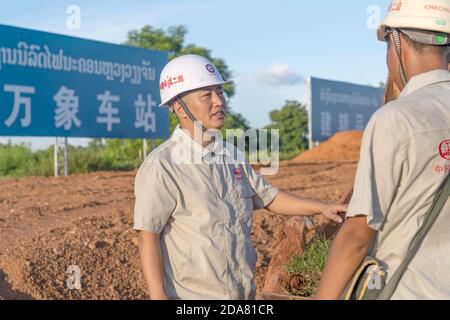 (201110) -- VIENTIANE, 10 novembre 2020 (Xinhua) -- Xu Zhou (L) ispeziona il sito di costruzione del progetto ferroviario Cina-Laos nella periferia settentrionale di Vientiane, capitale del Laos, 8 agosto 2020. La ferrovia Cina-Laos è un progetto strategico di attracco tra l'iniziativa Belt and Road proposta dalla Cina e la strategia del Laos per trasformare il paese senza sbocco sul mare in un centro di collegamento terrestre. L'ingegnere cinese Xu Zhou, che ha ricevuto la Medaglia del 4 maggio, un riconoscimento nazionale per i giovani cinesi, sta guidando il suo gruppo dal China Railway No. 2 Engineering Group (CREC-2) per svolgere il compito nei sobborghi Foto Stock