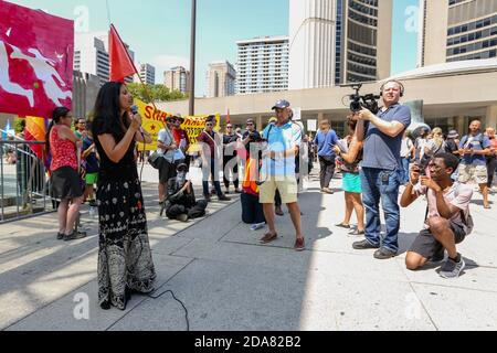 Toronto, Ontario, Canada. 11 Agosto 2018. Un manifestante parla ai colleghi durante la manifestazione.UN raduno di "Stop the hate" è stato tenuto dai manifestanti DI ANTIFA (Anti-fascista) a Nathan Phillip Square in opposizione al WCAI (Worldwide Coalition Against Islam) Canada, un gruppo che ha previsto una protesta lo stesso giorno. Credit: Shawn Goldberg/SOPA Images/ZUMA Wire/Alamy Live News Foto Stock