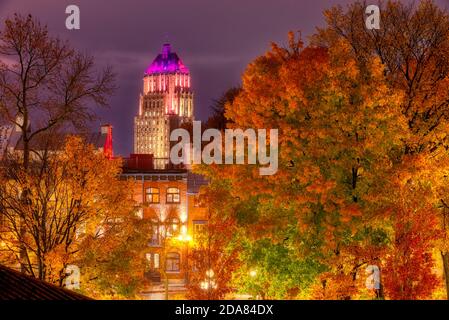 Il Price Building, Quebec City, di notte in autunno. Foto Stock