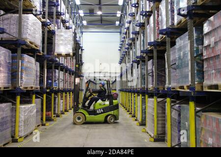 (201110) -- VARSAVIA, 10 novembre 2020 (Xinhua) -- Foto scattata il 19 aprile 2017 mostra un lavoratore che aziona un carrello elevatore a forche per disporre i prodotti finiti in una fabbrica di latte a Lowicz, Polonia. L'Unione europea (UE) è uno dei maggiori fornitori di latte sul mercato cinese, con la Polonia che detiene una quota del 12.7%, secondo il direttore della camera polacca del latte Agnieszka Maliszewska. Le statistiche del Ministero delle Finanze polacco mostrano che, nonostante l'impatto del COVID-19, l'esportazione di prodotti lattiero-caseari dalla Polonia alla Cina è cresciuta del 70% su base annua nel primo semestre del 2020. Recentemente, lotti di caseificio polacco Foto Stock