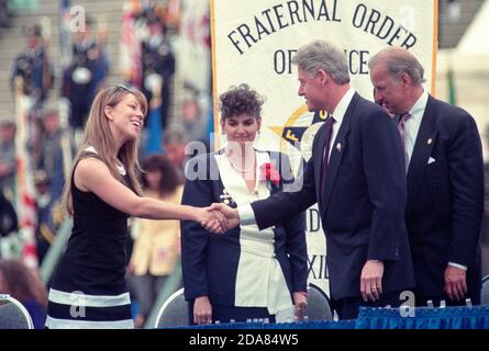 Il presidente degli Stati Uniti Bill Clinton, a destra, scuote la mano della cantante Mariah Carey, a sinistra, mentre il senatore americano Joe Biden, a destra, guarda al Campidoglio degli Stati Uniti durante il 15° servizio annuale dei funzionari nazionali per la Pace Memorial Day a Washington, DC il 15 maggio 1996. Foto di Francis Specker Foto Stock