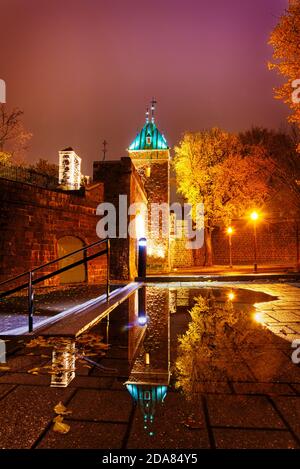 La Porte St Louis, Quebec City, di notte si riflette in una pozza d'acqua Foto Stock