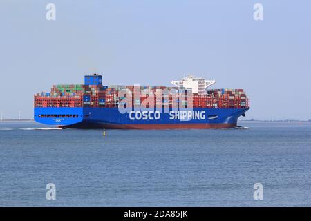 un grande container blu naviga attraverso il mare di westerschelde in estate con closeup closeup closeup chiaro Foto Stock