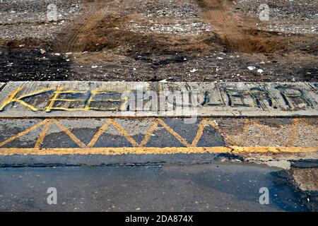 Mantieni la segnaletica trasparente sulla strada. Messa a fuoco selettiva su lettere con sfondo sfocato Foto Stock