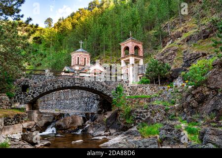 La Chiesa di San Giovanni Battista, Sveti Jovan Krstitelj su Mokra Gora, si trova alla sorgente di Bela Voda, sulla riva sinistra del fiume Kamesina Foto Stock