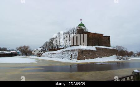 Panorama del castello di Vyborg e dell'isola del castello all'inizio mattina invernale Foto Stock