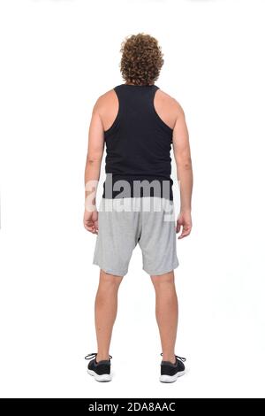 vista posteriore di un uomo che indossa canottiere sportive e. shorts su sfondo bianco Foto Stock