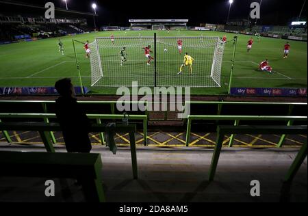 Akinwale Odimayo di Swindon Town libera la palla dal pericolo mentre un ballboy guarda durante la partita del Southern Group e del Papa John's Trophy al New Lawn di Nailsworth. Foto Stock