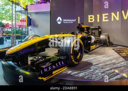 Parigi, Francia - 29 agosto 2019 : Focus sulla Formula 1 Renault R.S. 19 nello showroom di Renault, sugli Champs-Elysées. Foto Stock