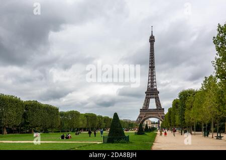 Parigi, Francia - 29 agosto 2019 : la Torre Eiffel di Parigi, Francia, uno dei monumenti più rappresentativi di Parigi, Francia ed Europa. Foto Stock