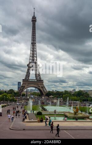 Parigi, Francia - 29 agosto 2019 : la Torre Eiffel di Parigi, Francia, uno dei monumenti più rappresentativi di Parigi, Francia ed Europa. Foto Stock
