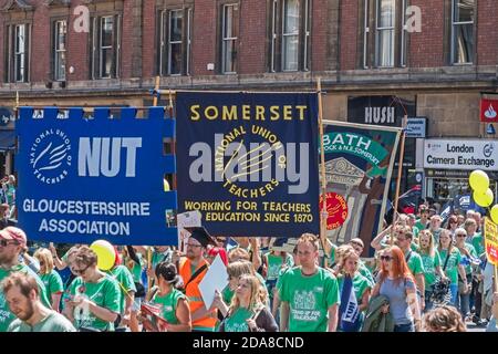 Gli insegnanti di grande impatto marciano attraverso il centro di Bristol, Regno Unito, il 5 luglio 2016 Foto Stock