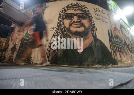 Gaza, territori palestinesi. 10 Nov 2020. Un murale raffigurante il leader politico palestinese e fondatore del movimento Fatah Yasser Arafat dipinse su un muro nella città di Gaza, per celebrare il 16° anniversario della sua morte. Credit: Mohammed Talatene/dpa/Alamy Live News Foto Stock