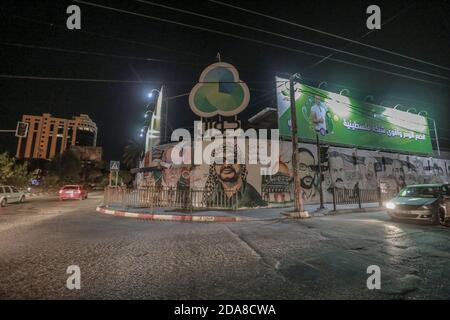 Gaza, territori palestinesi. 10 Nov 2020. Un murale raffigurante il leader politico palestinese e fondatore del movimento Fatah Yasser Arafat dipinse su un muro nella città di Gaza, per celebrare il 16° anniversario della sua morte. Credit: Mohammed Talatene/dpa/Alamy Live News Foto Stock