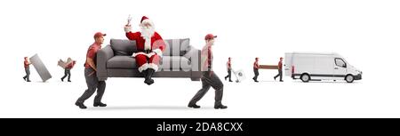 Movers che trasportano un divano con Babbo Natale che punta verso l'alto e. altri mover caricando un furgone isolato su sfondo bianco Foto Stock