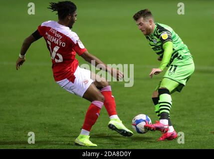 Swindon Town's Akinwale Odimayo (a sinistra) e Forest Green Rovers Nicky Cadden battaglia per la palla durante il Trofeo di Papa John's Southern Group e match al New Lawn, Nailsworth. Foto Stock