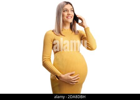 Donna incinta felice che parla su un telefono cellulare isolato sfondo bianco Foto Stock