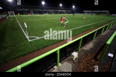 Swindon Town's Akinwale Odimayo (a sinistra) e Forest Green Rovers Nicky Cadden battaglia per la palla durante il Trofeo di Papa John's Southern Group e match al New Lawn, Nailsworth. Foto Stock