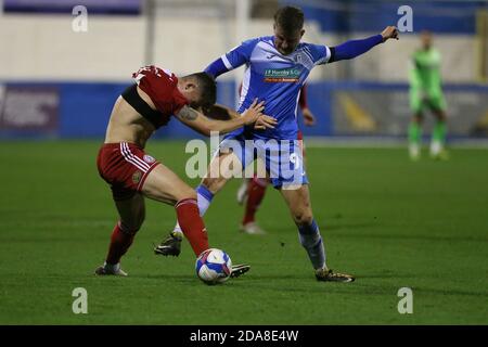 BARROW, INGHILTERRA. 10 NOVEMBRE Scott Quigley si batte per il possesso con Tom Scully di Accrington Stanley durante la partita EFL Trophy tra Barrow e Accrington Stanley presso Holker Street, Barrow-in-Furness martedì 10 novembre 2020. (Credit: Mark Fletcher | MI News) Credit: MI News & Sport /Alamy Live News Foto Stock