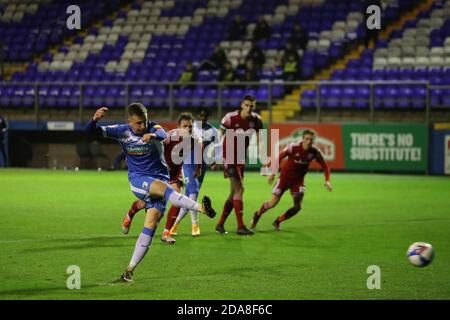 BARROW, INGHILTERRA. IL 10 NOVEMBRE Scott Quigley di Barrow si è smarrito dal posto di penalità durante la partita EFL Trophy tra Barrow e Acccrington Stanley alla Holker Street, Barrow-in-Furness martedì 10 novembre 2020. (Credit: Mark Fletcher | MI News) Credit: MI News & Sport /Alamy Live News Foto Stock