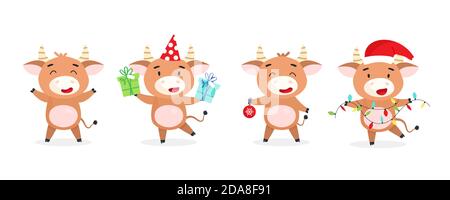 Collezione di tori di Natale in stile cartone animato. 2021 anno di vacca. Set di buoi carino in cappelli di natale isolato su bianco. Illustrazione vettoriale del simbolo Illustrazione Vettoriale