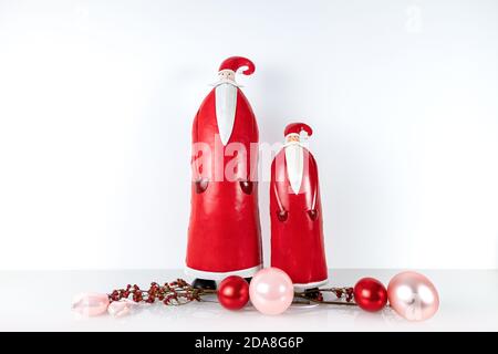 Due figure astratte di Babbo Natale con decorazione minima di natale su sfondo bianco uniforme, utilizzare come modello di biglietto di auguri per le e-mail o cartoline Foto Stock