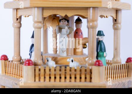Primo piano di una tradizionale piramide di Natale tedesca isolata su sfondo bianco uniforme, la piramide è fatta di legno e mostra la parte superiore di questo tradizionale Foto Stock