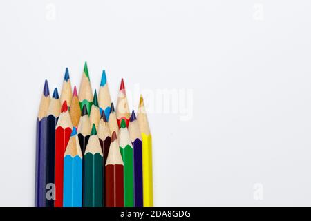 Vista frontale delle matite colorate in diversi colori che mostrano le punte delle penne su sfondo bianco uniforme, immagine educativa o da utilizzare per presentazioni creative Foto Stock