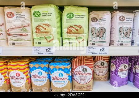 Sacchi di farina di pane di colombe e Allinson in vendita su scaffali di supermercati. Foto Stock