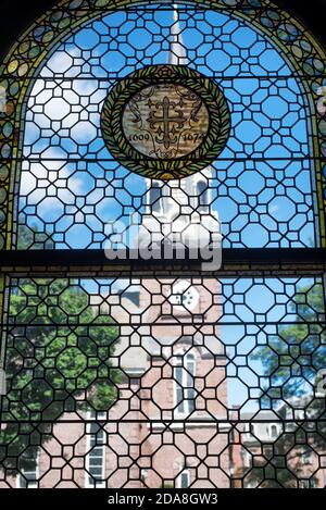 Springfield, Massachusetts. 8 settembre 2019. Una finestra in vetro tiffany all'interno del museo d'arte george walter vincent smith che si affaccia sul castello Foto Stock