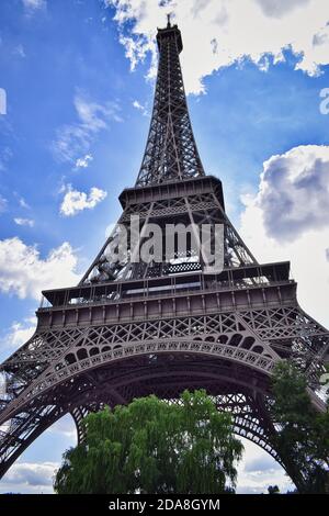 Foto a basso angolo della Torre Eiffel a Prais, Francia Foto Stock
