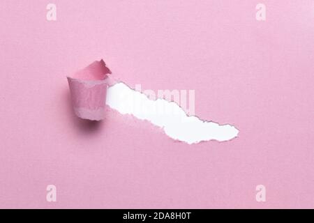 Violazione o sbucciatura di carta per testo nascosto utilizzato come modello o mockup su carta naturale rosa, uso per composizioni e facile da colorare Foto Stock