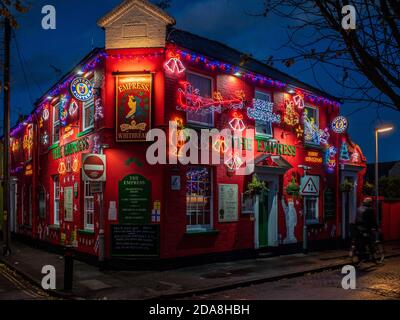 Le luci di Natale illuminano il globo invernale all'Empress pub Off Mill Road a Cambridge UK. Luci di Natale all'Empress Pub Cambridge. Foto Stock