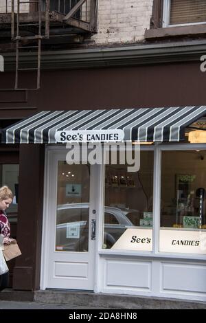 Greenwich Village, con il negozio See's Candies al 60 W. 8th Street, l'unico negozio di vendita al dettaglio di See a New York, Stati Uniti d'America Foto Stock