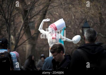 Statua vivente Johan Figueroa-Gonzales busking per le punte a Washington Square Park, Greenwich Village, New York, Stati Uniti Foto Stock