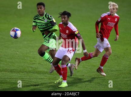 Swindon Town's Akinwale Odimayo e Forest Green Rovers' Jayden Richardson (a sinistra) battaglia per la palla durante il Trofeo di Papa John's Southern Group e match al New Lawn, Nailsworth. Foto Stock