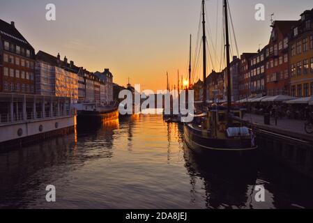 Il sole tramonta su Copenaghen alla fine di A. bella giornata Foto Stock